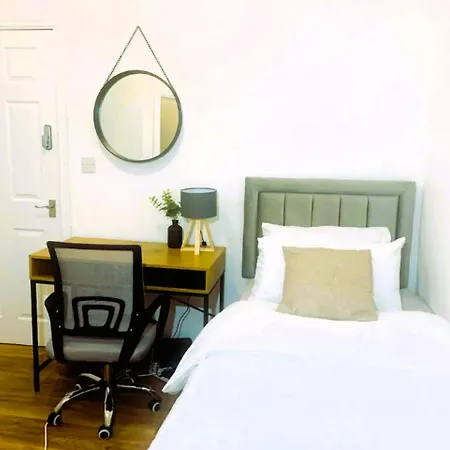 Newly Renovated 3 Ensuite Bedroom House In Bury, 5 People Bury  Exterior photo