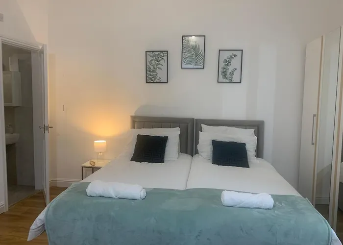 Newly Renovated 3 Ensuite Bedroom House In Bury, 5 People