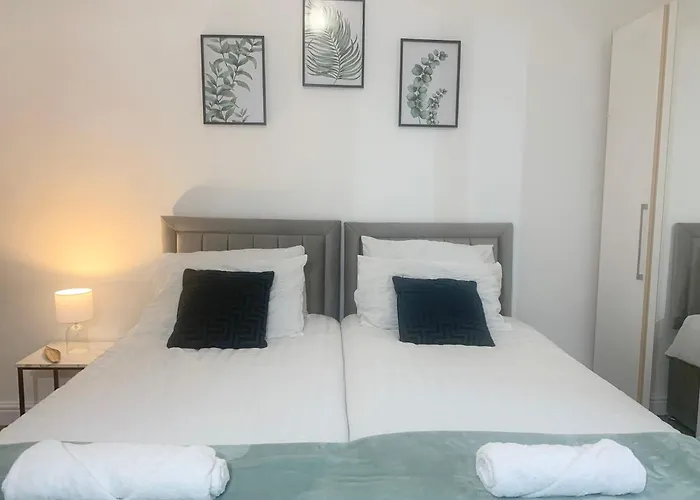 Newly Renovated 3 Ensuite Bedroom House In Bury, 5 People