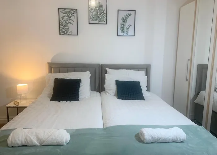 Newly Renovated 3 Ensuite Bedroom House In Bury, 5 People