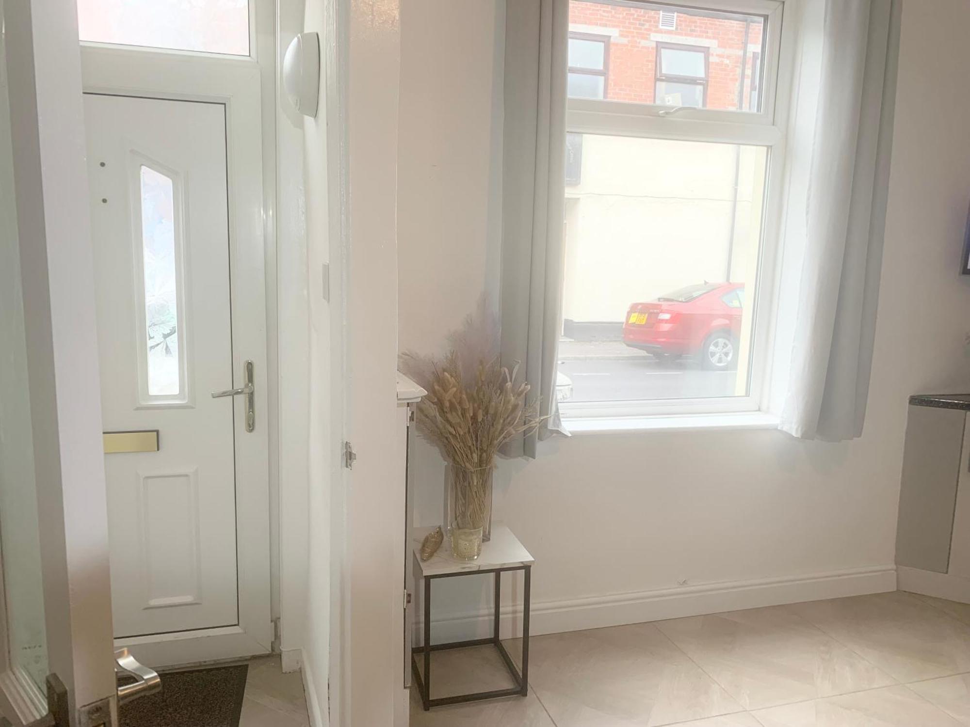 Newly Renovated 3 Ensuite Bedroom House In Bury, 5 People *