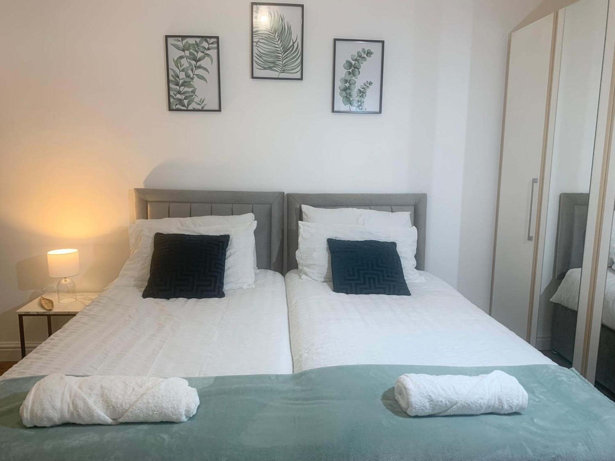 Newly Renovated 3 Ensuite Bedroom House In Bury, 5 People Apartment