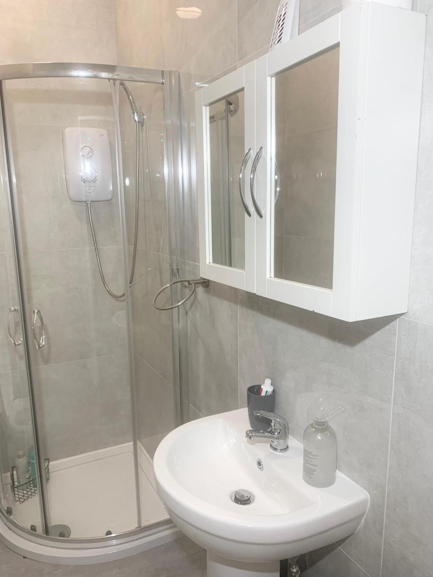 Newly Renovated 3 Ensuite Bedroom House In Bury, 5 People