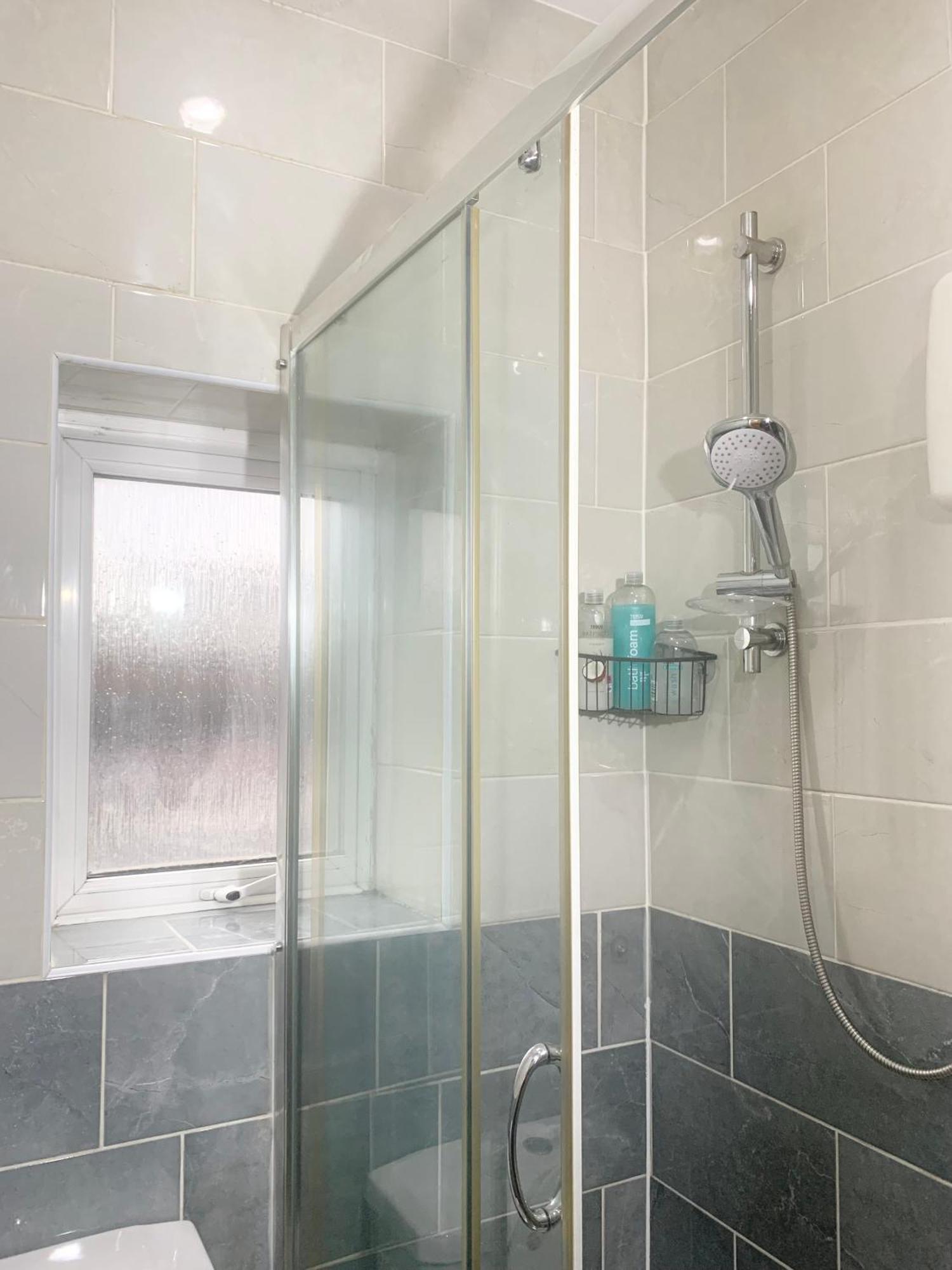 Newly Renovated 3 Ensuite Bedroom House In Bury, 5 People Apartment *