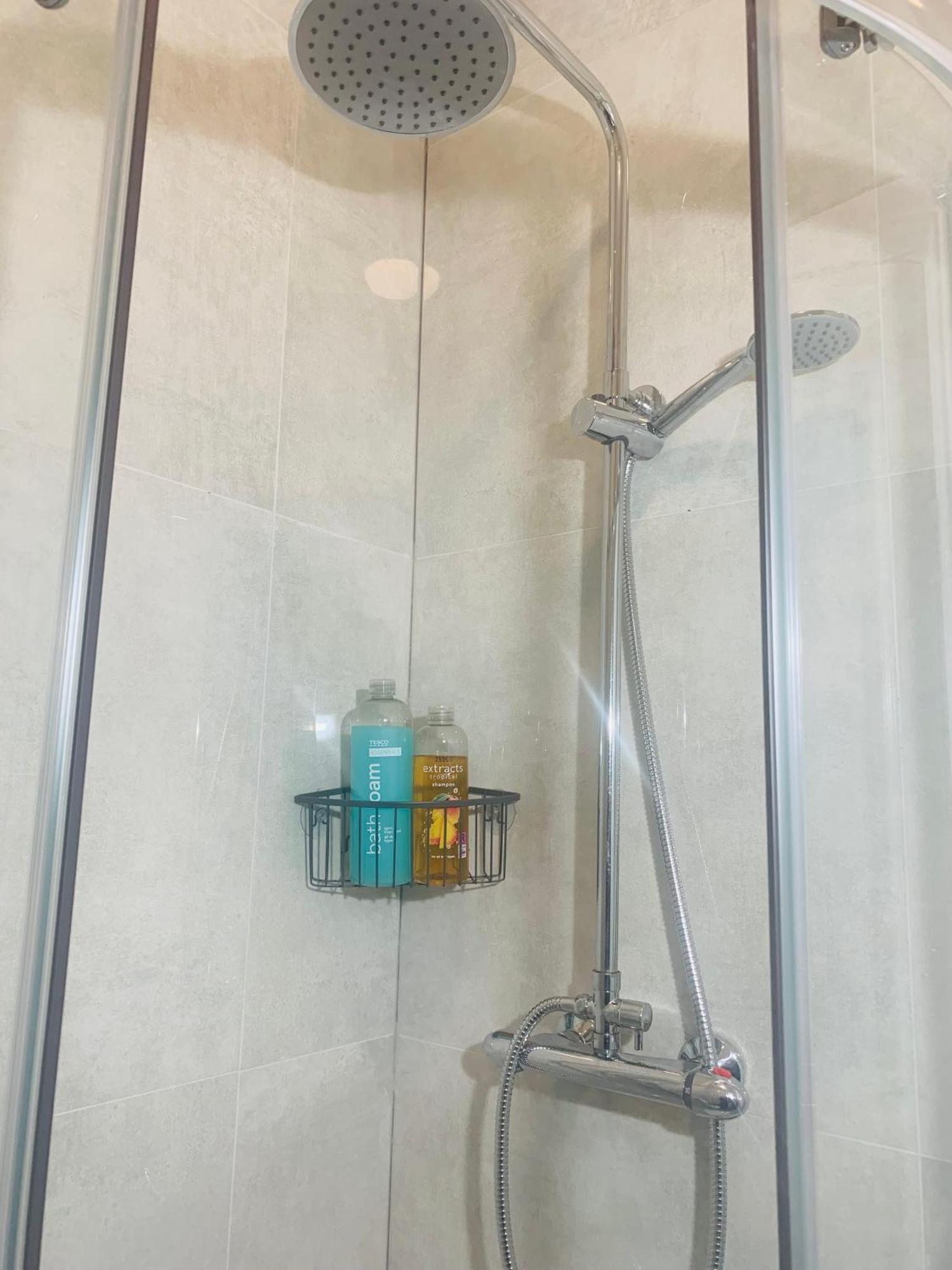 Newly Renovated 3 Ensuite Bedroom House In Bury, 5 People Apartment *