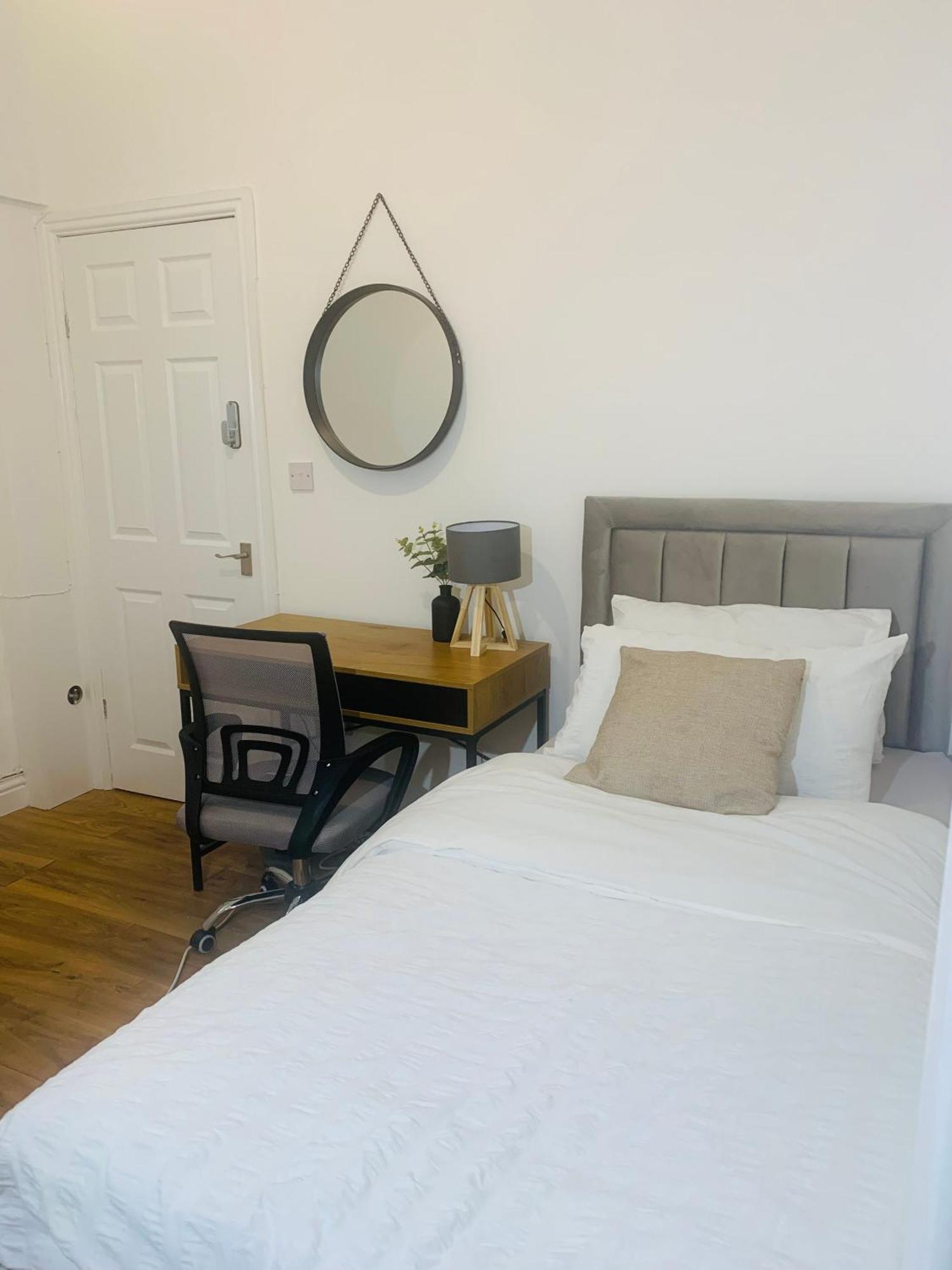 Newly Renovated 3 Ensuite Bedroom House In Bury, 5 People Bury (Greater Manchester)