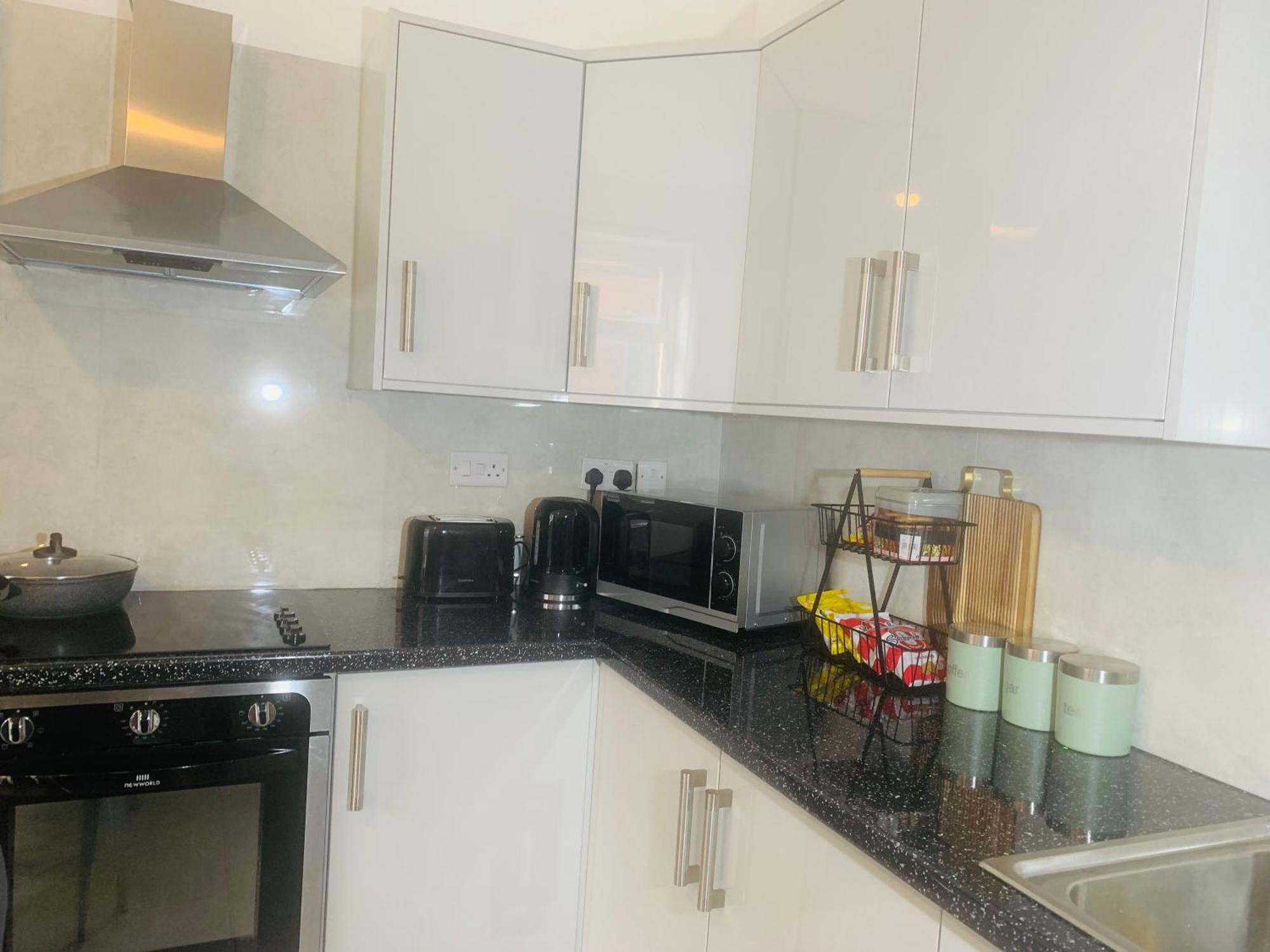 Newly Renovated 3 Ensuite Bedroom House In Bury, 5 People Apartment *