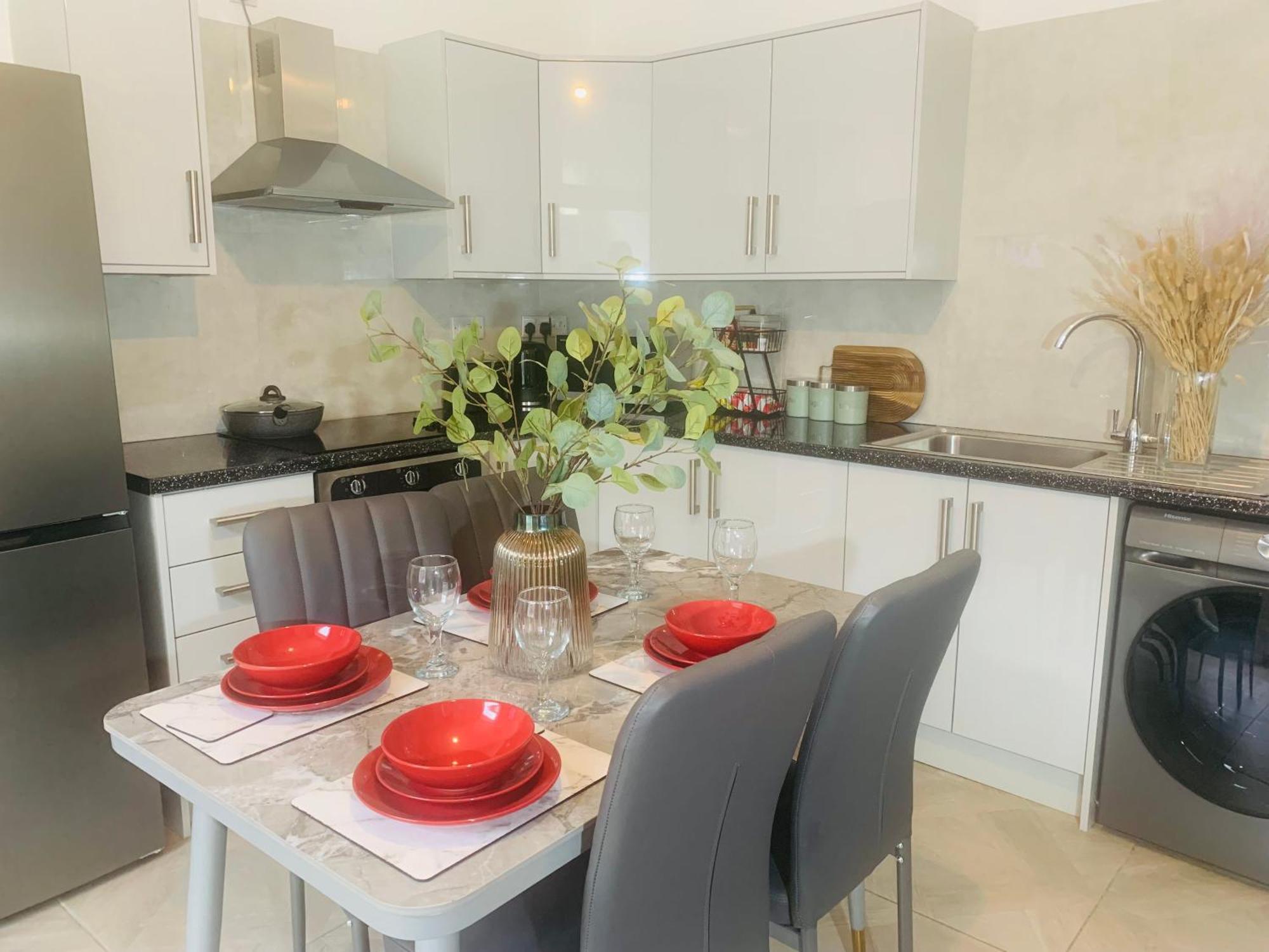 Newly Renovated 3 Ensuite Bedroom House In Bury, 5 People Apartment *