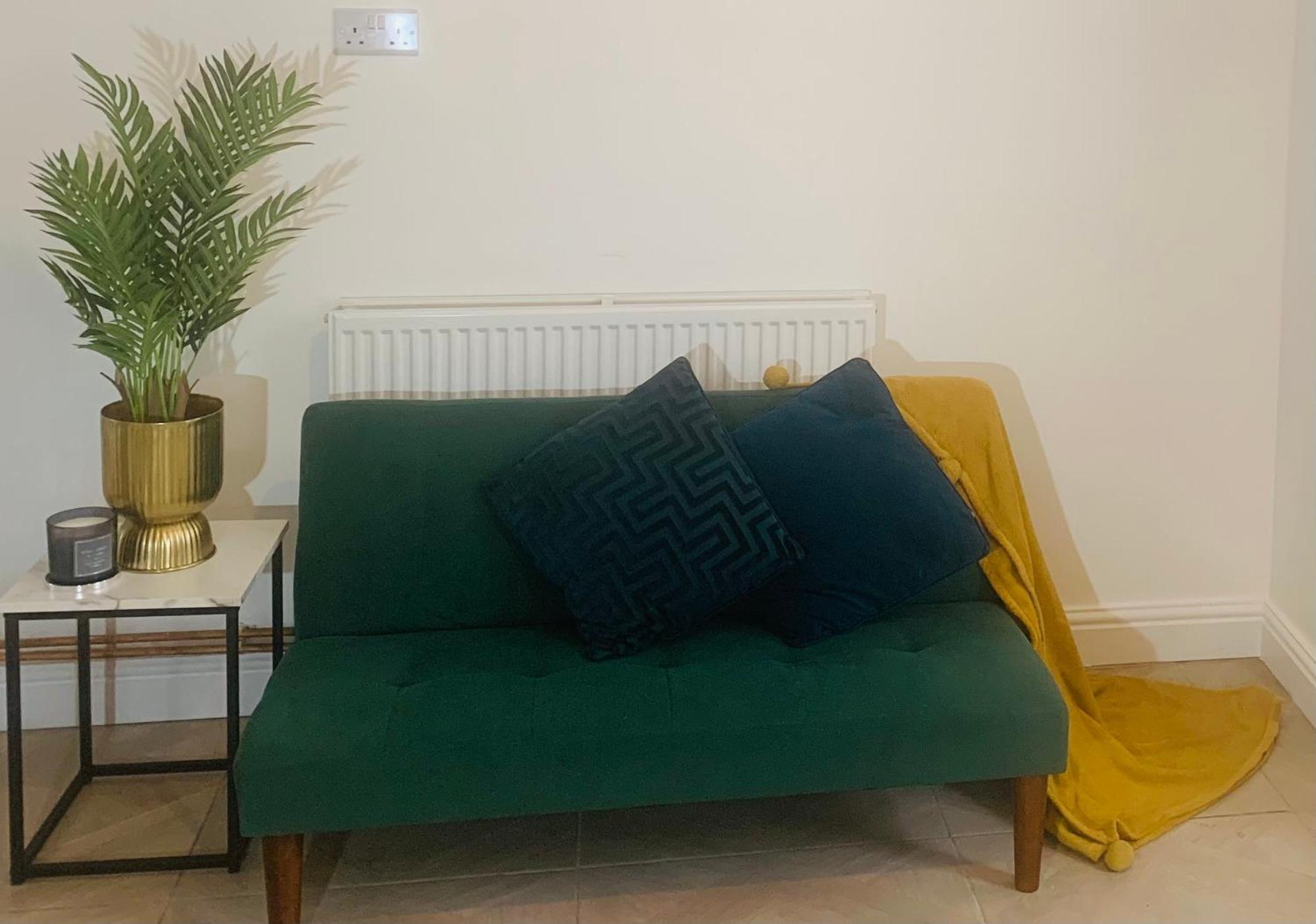Newly Renovated 3 Ensuite Bedroom House In Bury, 5 People Apartment *