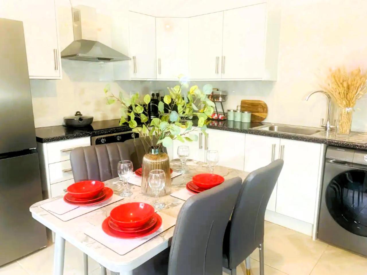 Apartment Newly Renovated 3 Ensuite Bedroom House In Bury, 5 People