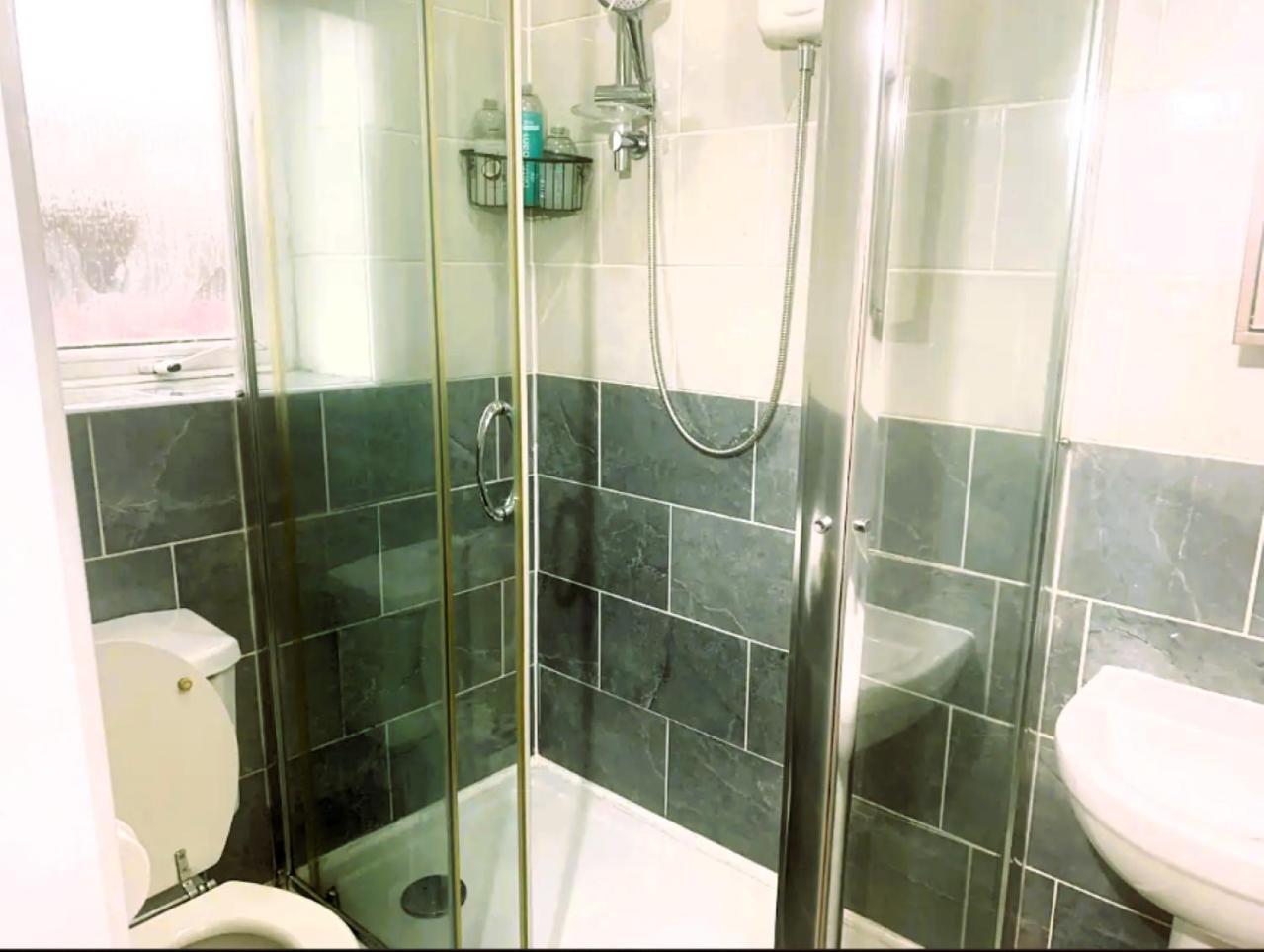 Newly Renovated 3 Ensuite Bedroom House In Bury, 5 People Apartment