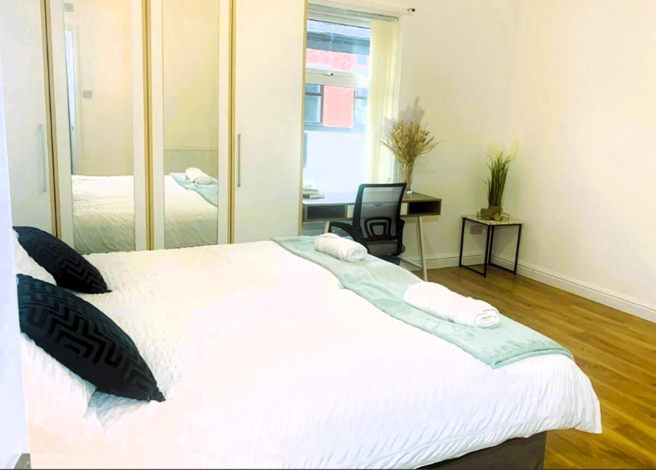 Newly Renovated 3 Ensuite Bedroom House In Bury, 5 People Bury (Greater Manchester)